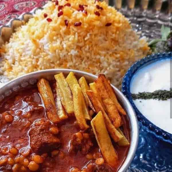 قیمه  لذیذ و جا افتاده با گوشت گرم  و برنج اصل و‌خوشپخت